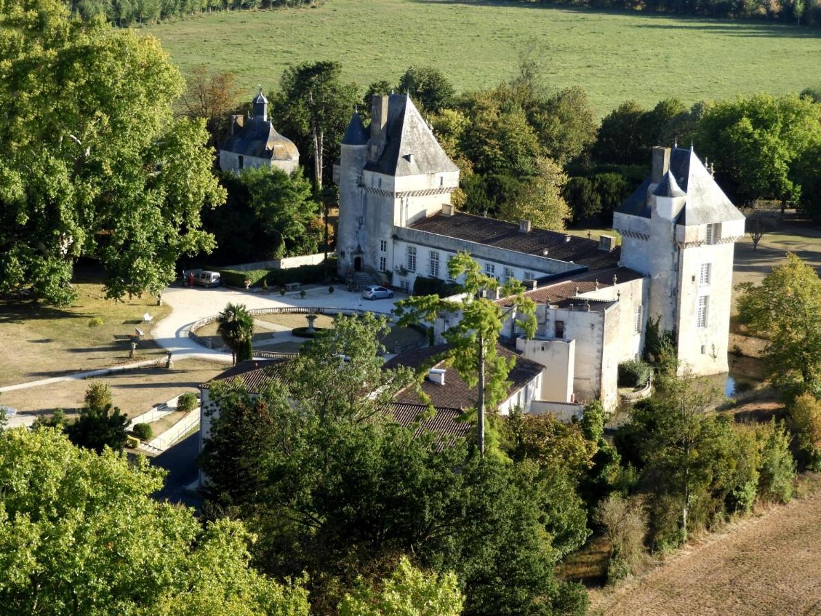 Un séjour d'exception au Logis du Château Saint-Pierre-de-l'Isle Esterno foto