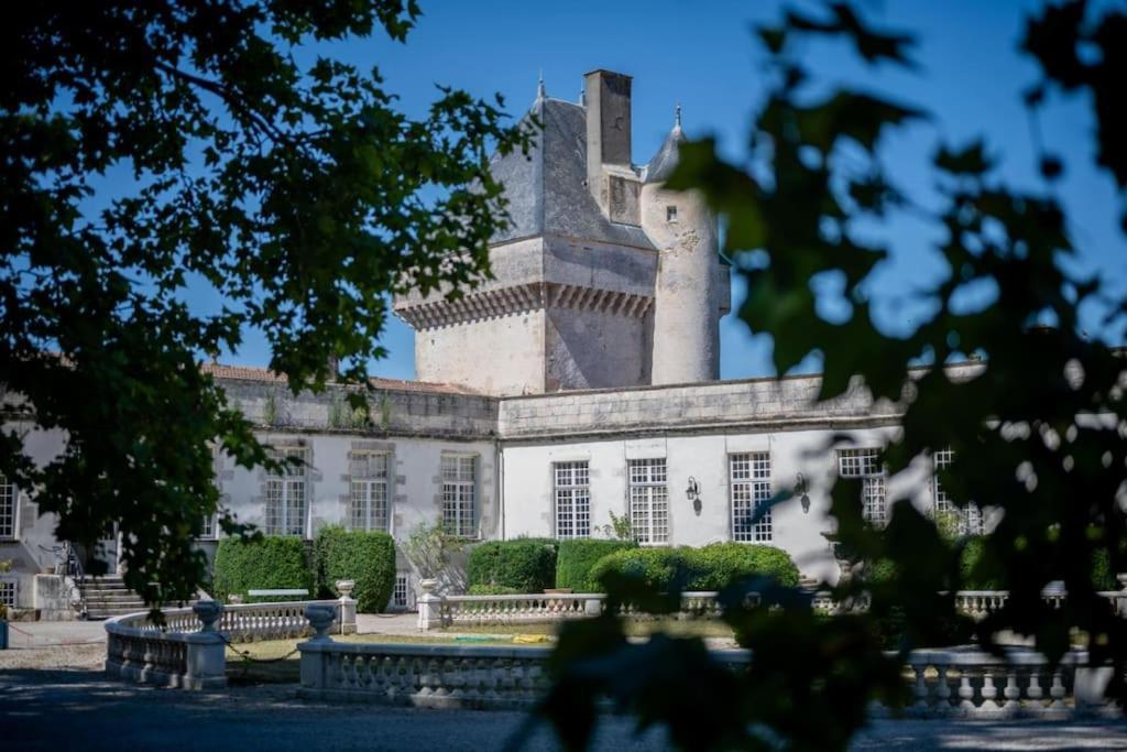 Un séjour d'exception au Logis du Château Saint-Pierre-de-l'Isle Esterno foto