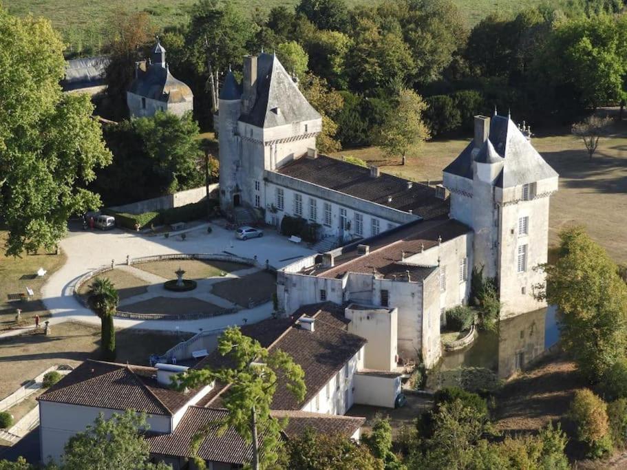 Un séjour d'exception au Logis du Château Saint-Pierre-de-l'Isle Esterno foto