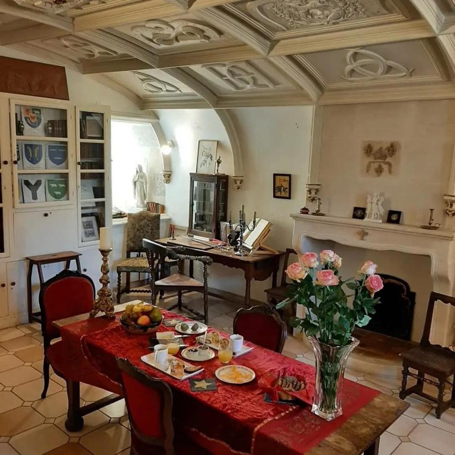 Un séjour d'exception au Logis du Château Saint-Pierre-de-l'Isle Esterno foto